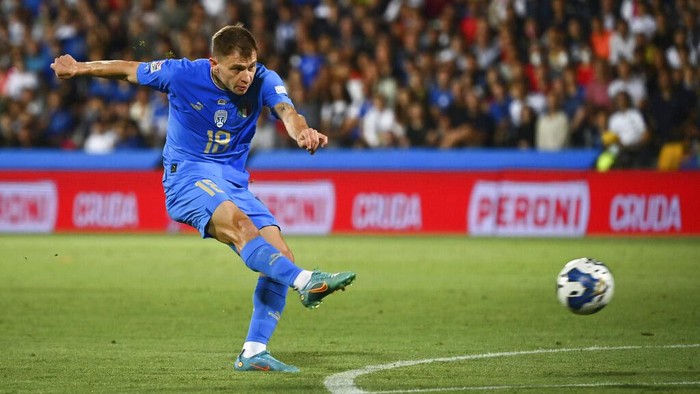 Hadapi Hungaria, Italia Menang Tipis 2-1 Italy's Wilfried Gnonto, right, competes for the ball with Hungary's Adam Lang, during the UEFA Nations League soccer match between Italy and Hungary, at the Dino Manuzzi stadium in Cesena, Italy, Tuesday, June 7, 2022. (Massimo Paolone/LaPresse via AP)