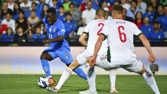 Hadapi Hungaria, Italia Menang Tipis 2-1 Italy's Wilfried Gnonto, right, competes for the ball with Hungary's Adam Lang, during the UEFA Nations League soccer match between Italy and Hungary, at the Dino Manuzzi stadium in Cesena, Italy, Tuesday, June 7, 2022. (Massimo Paolone/LaPresse via AP)