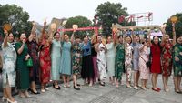 Emak-emak Heboh Semangati Anaknya Ikut Tes Masuk Universitas di China