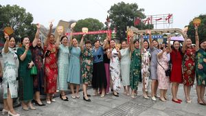 Emak-emak Heboh Semangati Anaknya Ikut Tes Masuk Universitas di China
