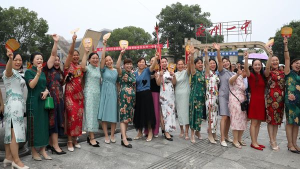 Emak-emak Heboh Semangati Anaknya Ikut Tes Masuk Universitas di China