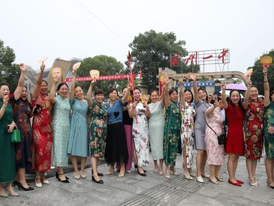 Emak-emak Heboh Semangati Anaknya Ikut Tes Masuk Universitas di China
