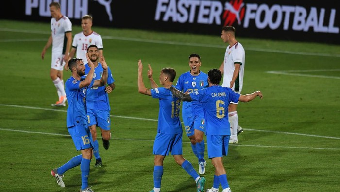 CESENA, ITALY - JUNE 07: Nicolò Barella of Italy celebrates after scoring the opening goal with teammates during the UEFA Nations League League A Group 3 match between Italy and Hungary on June 07, 2022 in Cesena, Italy. (Photo by Alessandro Sabattini/Getty Images)