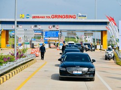 Saat Jokowi dan Iriana Naik Mobil Listrik Genesis G80 di Batang