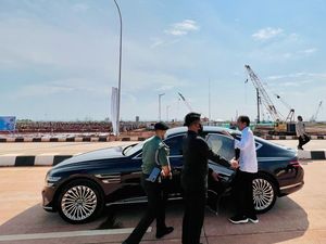 Jokowi Naik Mobil Listrik Hyundai, Roy Suryo: Jadi Sales, Pak?