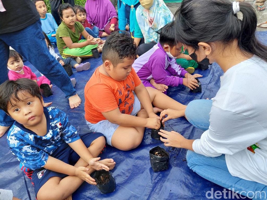 Hari Lingkungan Hidup Sedunia, Anak-anak di Surabaya Tanam Jahe-Buat Biopori