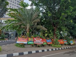 Karangan Bunga Dukungan Pengusutan Khilafatul Muslimin Hiasi Polda Metro