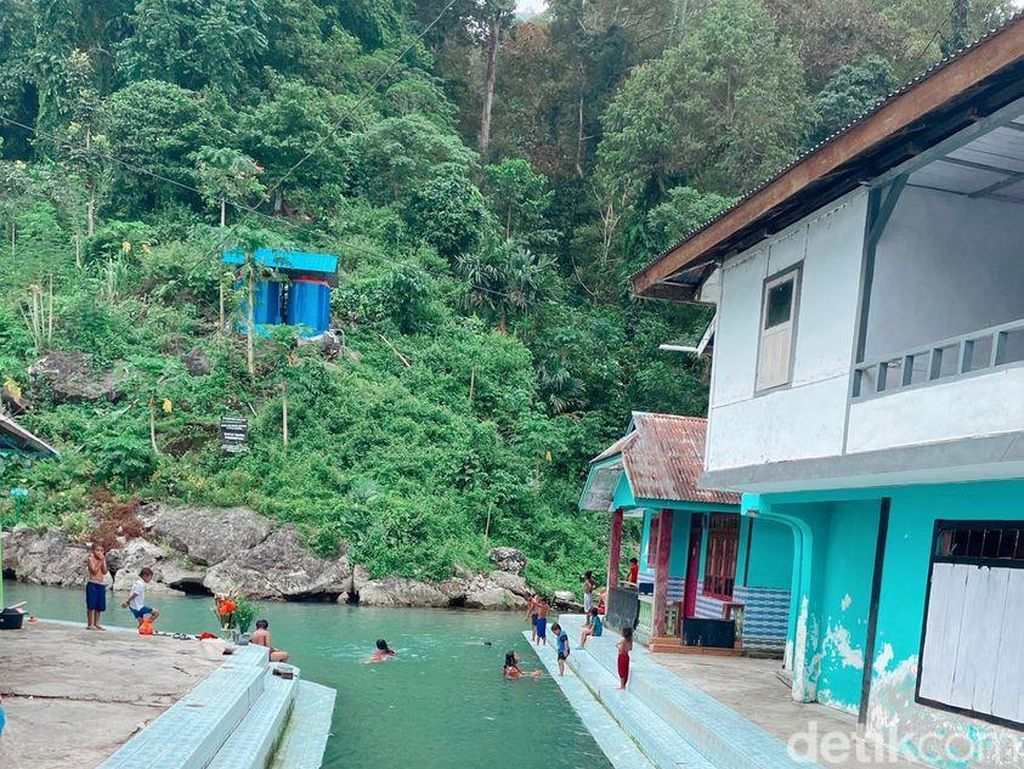 Rumah Viral di Maluku, Buka Pintu Langsung Bisa Berenang di Sungai Jernih