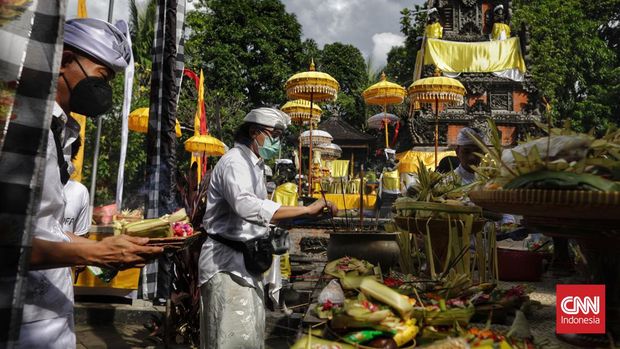 Umat Hindu mengikuti persembahyangan Hari Raya Galungan di Pura Aditya Jaya, Rawamangun, Jakarta, Rabu, 8 Juni 2022. Hari Raya Galungan yang merupakan hari merayakan kemenangan kebaikan (Dharma) melawan kejahatan (Adharma). (CNN Indonesia/ Adhi Wicaksono)