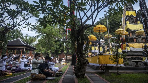 Khusyuknya Umat Hindu Rayakan Galungan di Pura Aditya Jaya