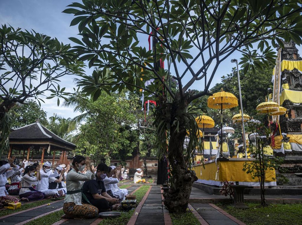 Khusyuknya Umat Hindu Rayakan Galungan di Pura Aditya Jaya Khusyuknya Umat Hindu Rayakan Galungan di Pura Aditya Jaya