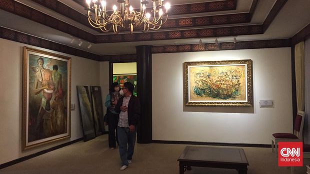 Koleksi lukisan karya sejumlah maestro di Galeri Seni Pupuk Kalimantan Timur di Kota Bontang. (CNN Indonesia/Suriyanto)