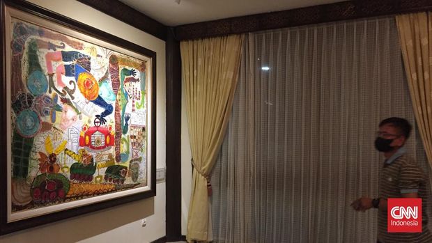 Koleksi lukisan karya sejumlah maestro di Galeri Seni Pupuk Kalimantan Timur di Kota Bontang. (CNN Indonesia/Suriyanto)