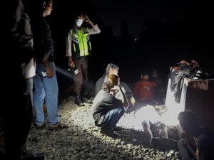 Pemuda Mabuk Lalu Tidur di Bantalan Rel Terserempet KA di Tulungagung Pemuda Mabuk Lalu Tidur di Bantalan Rel Terserempet KA di Tulungagung