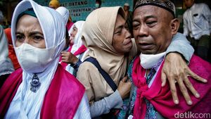 Momen Emosional Melepas Jemaah Calon Haji di Jakut