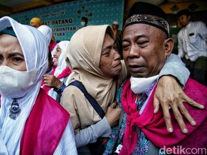 Momen Emosional Melepas Jemaah Calon Haji di Jakut Momen Emosional Melepas Jemaah Calon Haji di Jakut