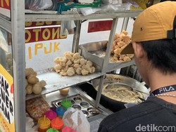 Mencicip Renyah dan Kenyalna Cipuk, Jajanan Viral dari Bandung