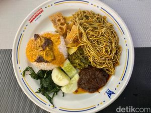 Di Restoran Padang Ini Beli Nasi Padang Bonus Mie Rendang yang Lezat Di Restoran Padang Ini Beli Nasi Padang Bonus Mie Rendang yang Lezat