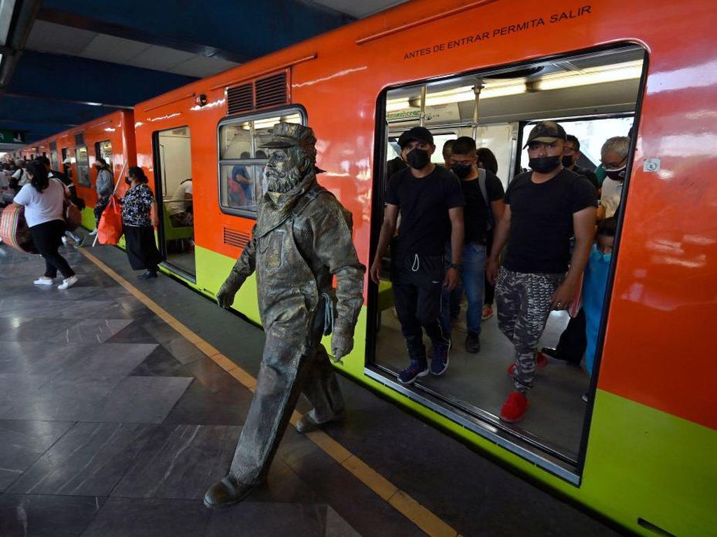 Lho, Kok Ada Patung Bisa Jalan-jalan? Lho, Kok Ada Patung Bisa Jalan-jalan?