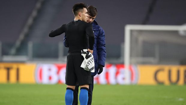 TURIN, ITALY - FEBRUARY 09: Lautaro Martinez of Internazionale and Paulo Dybala of Juventus chat after the final whistle of the Coppa Italia semi-final between Juventus and FC Internazionale at Allianz Stadium on February 09, 2021 in Turin, Italy. Sporting stadiums around Italy remain under strict restrictions due to the Coronavirus Pandemic as Government social distancing laws prohibit fans inside venues resulting in games being played behind closed doors. (Photo by Jonathan Moscrop/Getty Images)