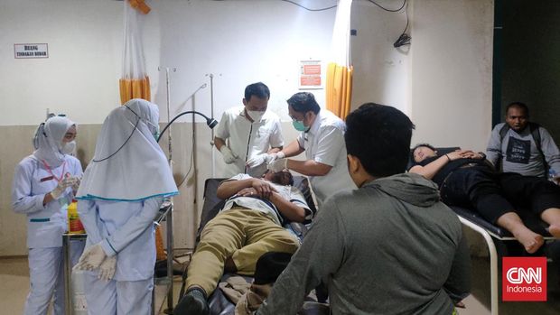 Korban terkena pukulan dan lemparan batu dari mahasiswa Papua menjalani perawatan medis di RS Labuang Baji Makassar.