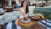 Makin Seksi, Gaya Artis Hana Hanifah Saat Makan Steak di Bali
