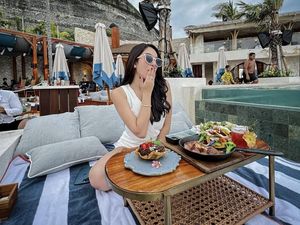 Makin Seksi, Gaya Artis Hana Hanifah Saat Makan Steak di Bali Makin Seksi, Gaya Artis Hana Hanifah Saat Makan Steak di Bali