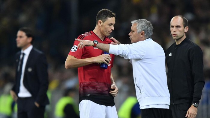 Manchester Uniteds Portuguese manager Jose Mourinho (R) gestures as he speaks with Manchester Uniteds Serbian midfielder Nemanja Matic during the UEFA Champions League group H football match between Young Boys and Manchester United at The Stade de Suisse in Bern on September 19, 2018. (Photo by Fabrice COFFRINI / AFP)        (Photo credit should read FABRICE COFFRINI/AFP via Getty Images)