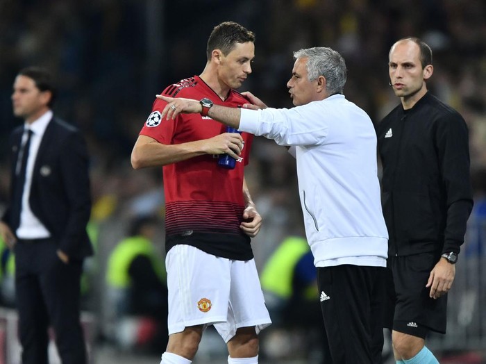 Manchester United's Portuguese manager Jose Mourinho (R) gestures as he speaks with Manchester United's Serbian midfielder Nemanja Matic during the UEFA Champions League group H football match between Young Boys and Manchester United at The Stade de Suisse in Bern on September 19, 2018. (Photo by Fabrice COFFRINI / AFP)        (Photo credit should read FABRICE COFFRINI/AFP via Getty Images)