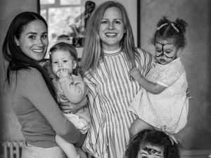 Potret Langka Putri Meghan Markle dan Pangeran Harry Rayakan Ultah Pertama