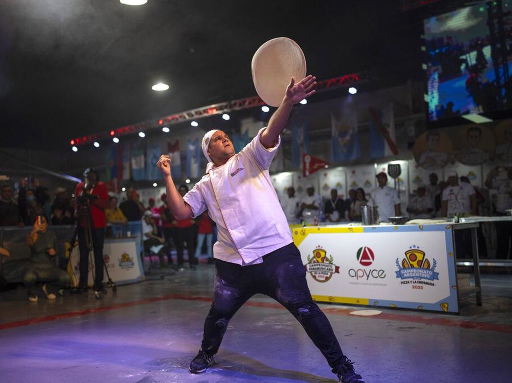 Beginilah Aksi Atraktif Para Koki dalam Kejuaraan Pizza di Argentina