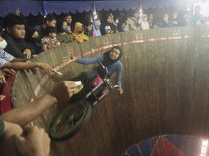 Melihat Atraksi Tong Setan Perempuan di Pasar Malam Solo