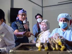 Sandiaga Genjot Produksi Kerupuk, UMKM Girang Dapat Bantuan Mesin