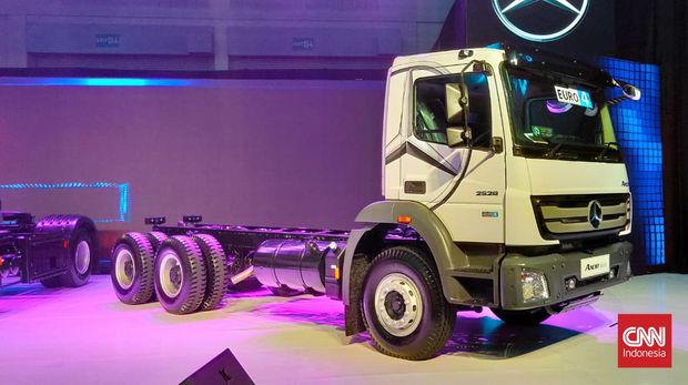 Mercedes-Benz Axor Euro 4 meluncur di Indonesia, Selasa (7/6).