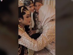 Viral Sungkeman Berubah Jadi Ambyar, Pengantin Pria Cium Pipi Ayah Mertua