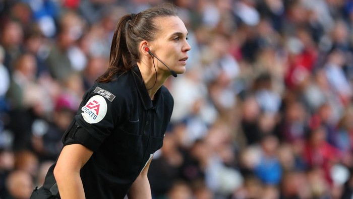 PRESTON, ENGLAND - OCTOBER 16: Assistant referee Natalie Aspinall looks on during the Sky Bet Championship match between Preston North End and Derby County at Deepdale Stadium on October 16, 2021 in Preston, England. (Photo by Ashley Allen/Getty Images)