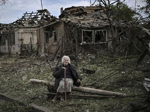 Wajah Pasrah Nenek di Ukraina Lihat Rumahnya Hancur Dirudal Rusia