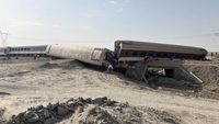 Foto-foto Kereta di Iran Tabrak Eskavator, Terguling, 13 Orang Tewas