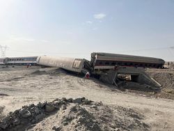 Foto-foto Kereta di Iran Tabrak Eskavator, Terguling, 13 Orang Tewas