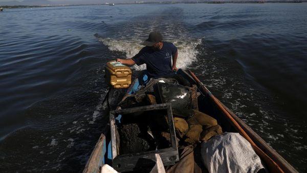 Nelayan Brasil Memulung Sampah di Laut Gegara Pasokan Ikan Menurun