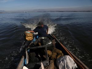 Nelayan Brasil Memulung Sampah di Laut Gegara Pasokan Ikan Menurun