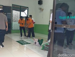 Selain Sekretariat, Polisi Juga Geledah Masjid Khilafatul Muslimin Surabaya