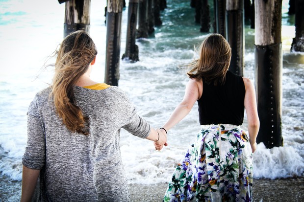 Pentingnya rasa saling percaya dalam sebuah pertemanan/Foto: Pexels/Hannah Nelson