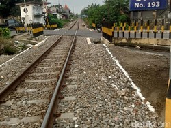 Bantalan Rel Diperbaiki, Hati-hati Melintas 2 Perlintasan KA Kota Blitar