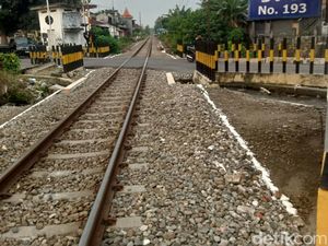 Bantalan Rel Diperbaiki, Hati-hati Melintas 2 Perlintasan KA Kota Blitar Bantalan Rel Diperbaiki, Hati-hati Melintas 2 Perlintasan KA Kota Blitar