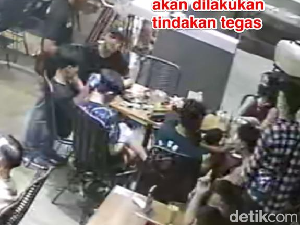 2 Pasangan Pria Dipolisikan Buntut Pangku-pangkuan di Kafe Wow 2 Pasangan Pria Dipolisikan Buntut Pangku-pangkuan di Kafe Wow