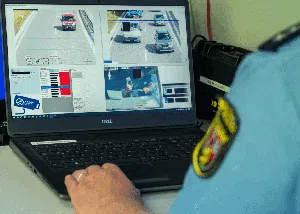 Polisi Jerman Buru Pengemudi Nakal yang Main HP saat Berkendara