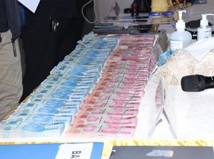 Penampakan Tumpukan Uang Disita Polisi di Kasus Suntik Modal Alkes Fiktif Penampakan Tumpukan Uang Disita Polisi di Kasus Suntik Modal Alkes Fiktif