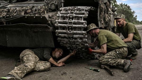 Saat Tentara Ukraina Sibuk Perbaiki Tank yang Mogok
