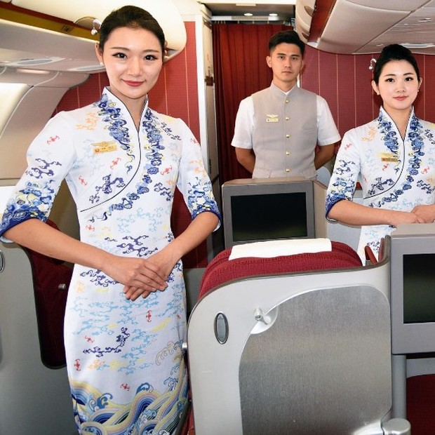 Seragam pramugari Hainan Airlines berdesain baju cheongsam berwarna putih